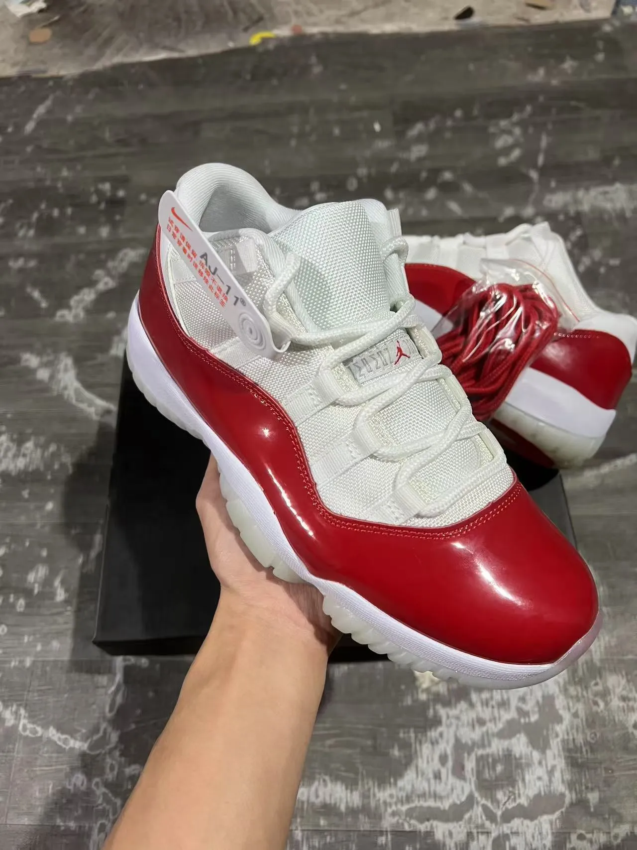 Chaussures de basketball Air Jordan 11 en cuir verni rouge et blanc 2