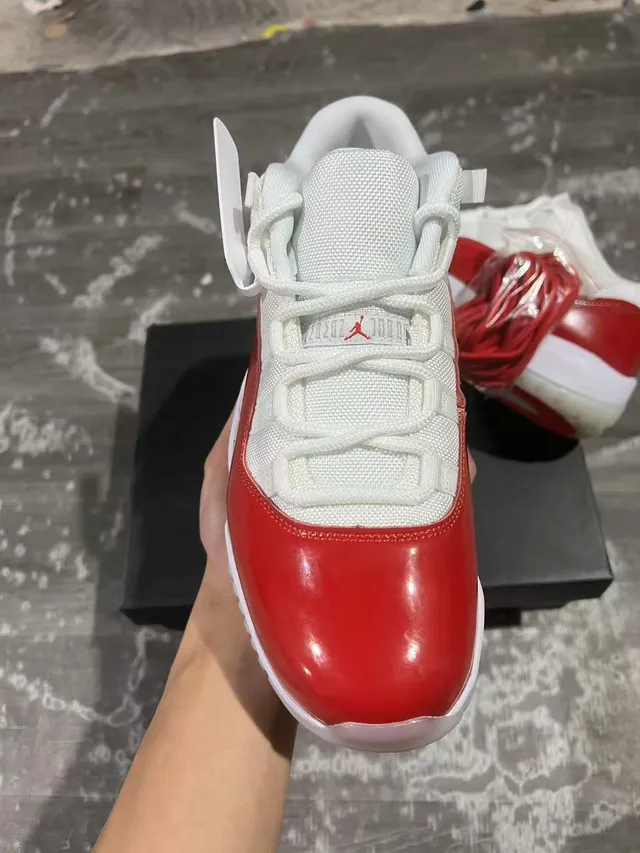 Chaussures de basketball Air Jordan 11 en cuir verni rouge et blanc 3