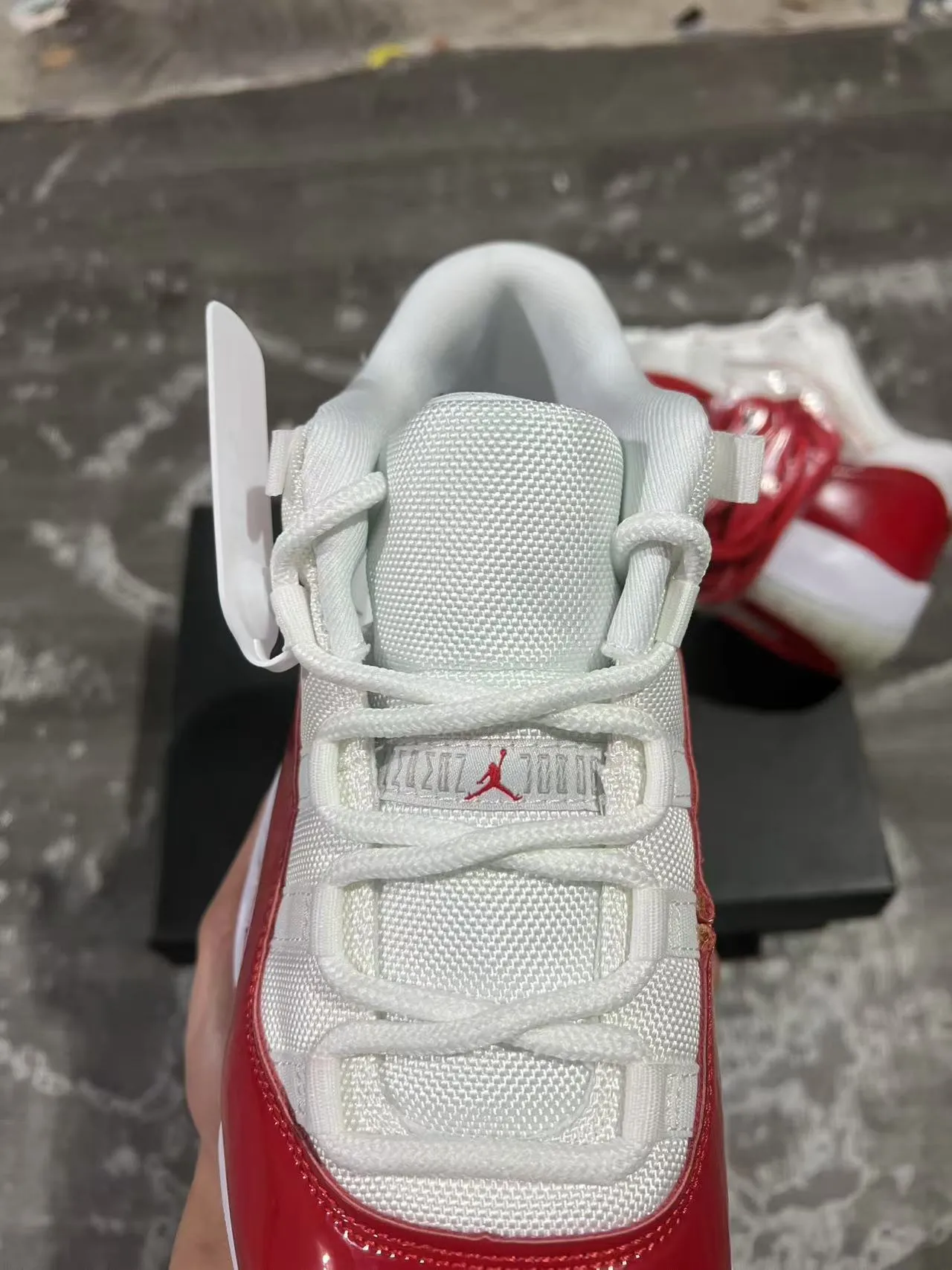 Chaussures de basketball Air Jordan 11 en cuir verni rouge et blanc 4