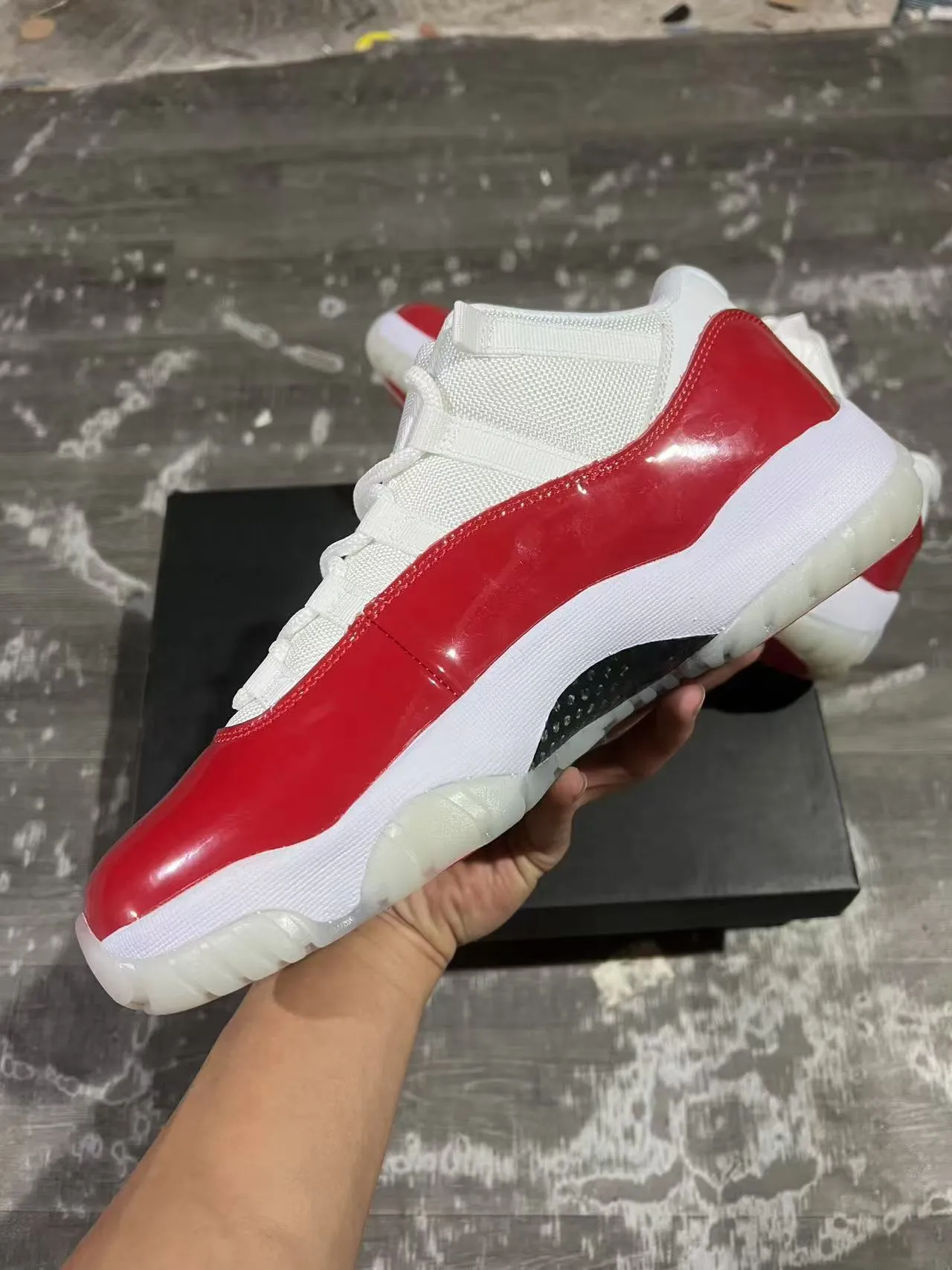Chaussures de basketball Air Jordan 11 en cuir verni rouge et blanc 5