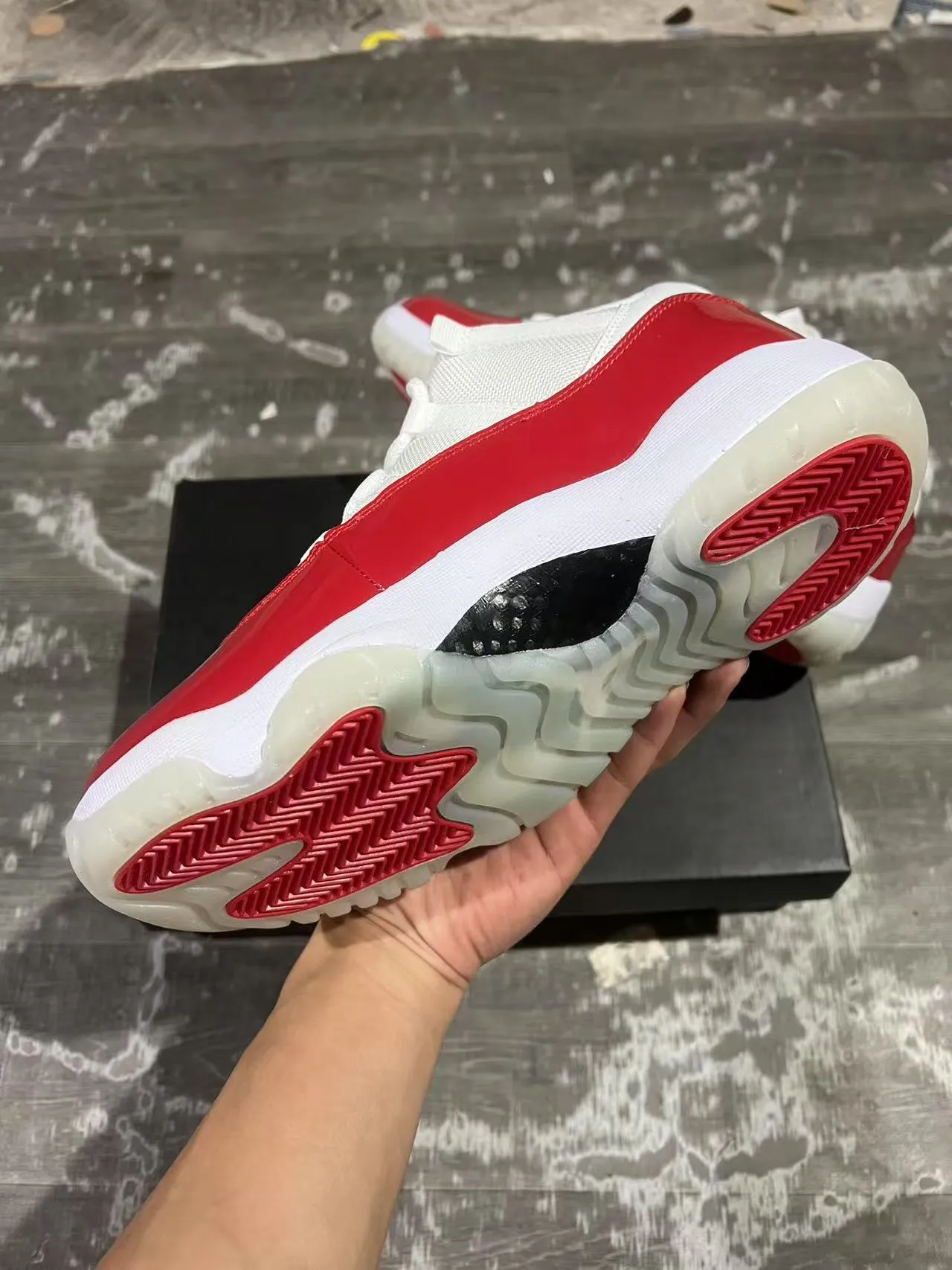 Chaussures de basketball Air Jordan 11 en cuir verni rouge et blanc 6