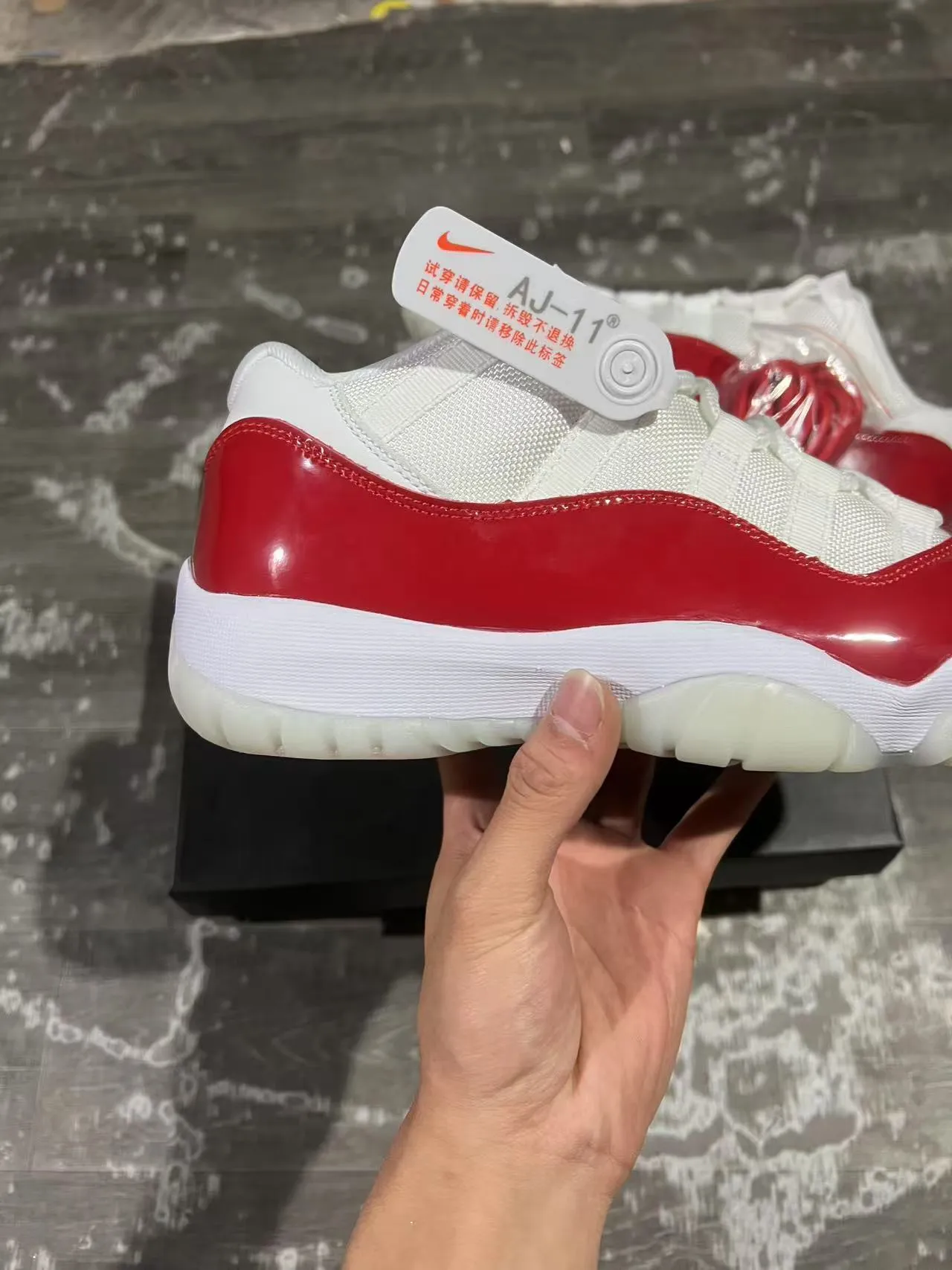 Chaussures de basketball Air Jordan 11 en cuir verni rouge et blanc 7