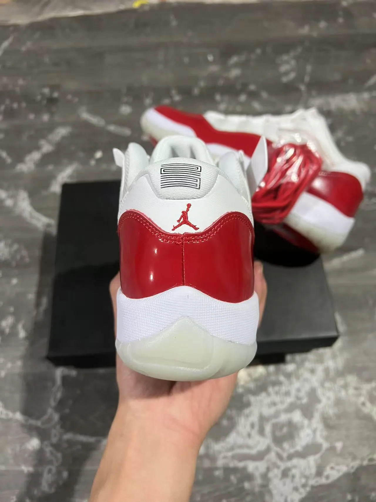 Chaussures de basketball Air Jordan 11 en cuir verni rouge et blanc 8
