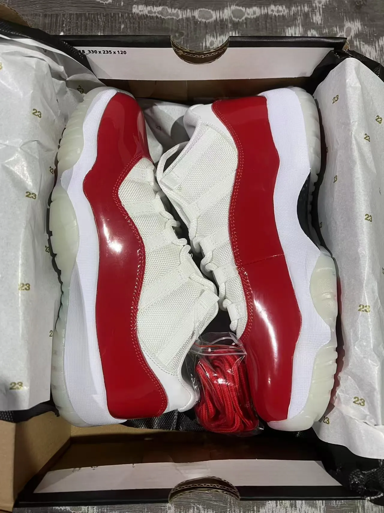 Chaussures de basketball Air Jordan 11 en cuir verni rouge et blanc 9