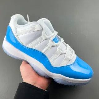 Air Jordan 11 白色和蓝色专利皮革篮球鞋