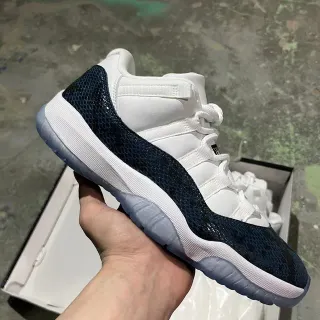 Tênis de basquete Air Jordan 11 branco e azul-marinho pele de cobra
