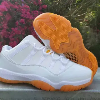 Zapatillas de baloncesto Air Jordan 11 con suela blanca y naranja