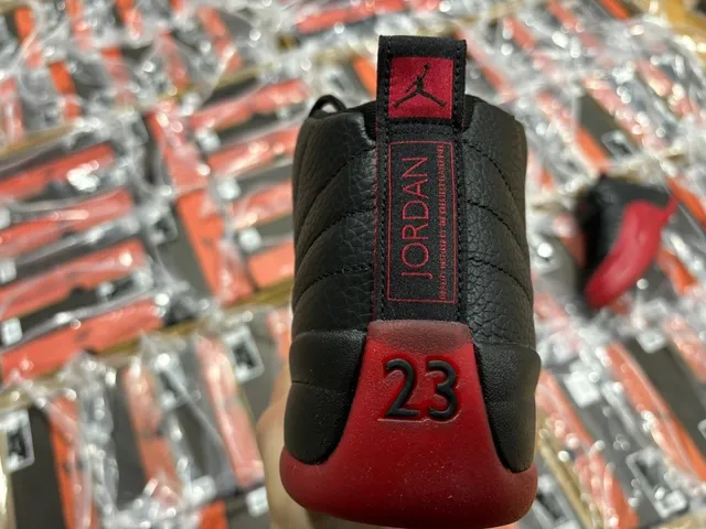 Air Jordan 12 काले और लाल बास्केटबॉल जूते 21