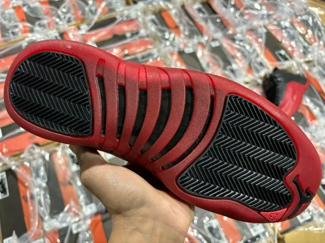 Air Jordan 12 काले और लाल बास्केटबॉल जूते 24