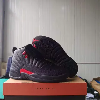 Air Jordan 12 काले और लाल बास्केटबॉल जूते