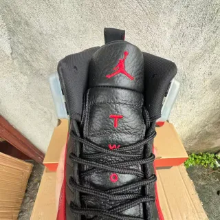 Air Jordan 12 Tênis de basquete em couro acolchoado preto e vermelho