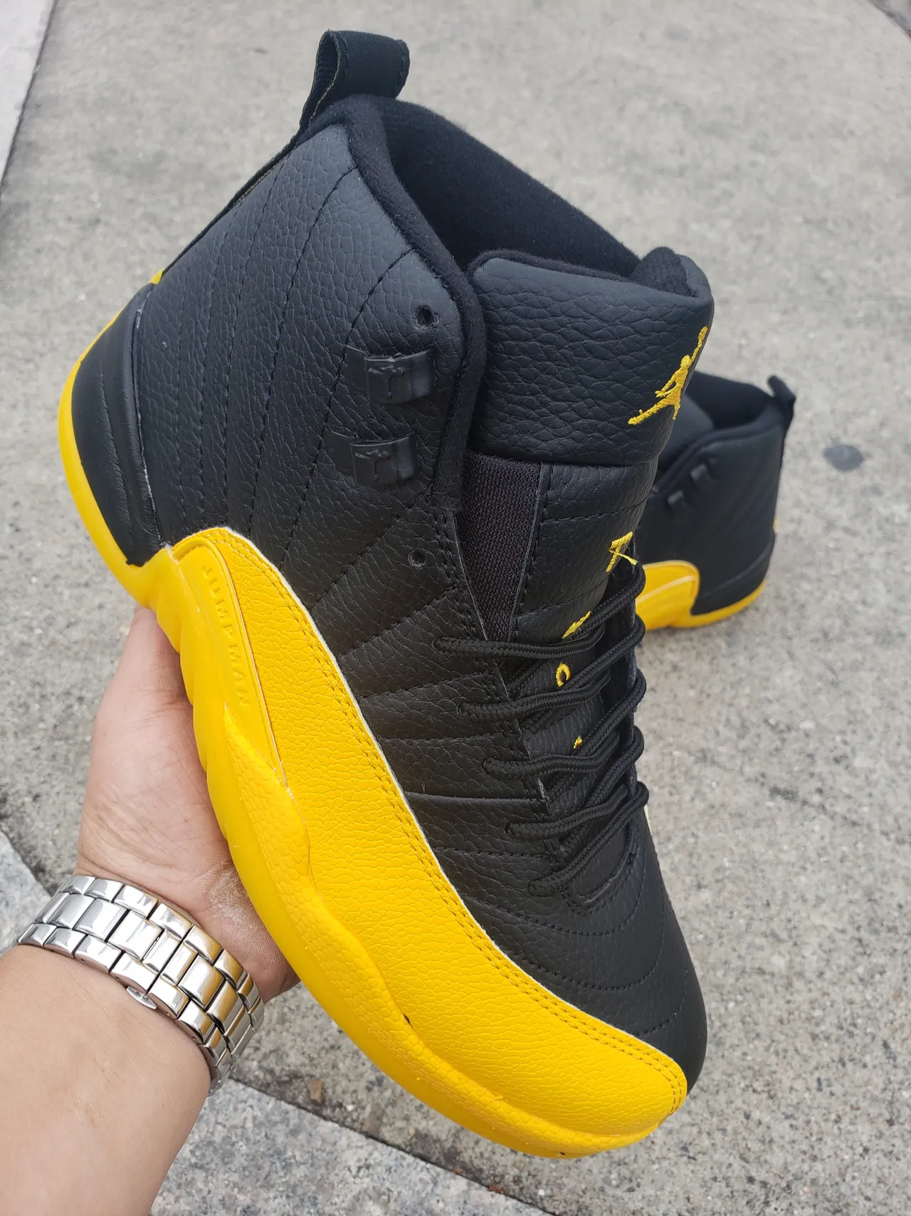 Tênis de basquete Air Jordan 12 preto e amarelo 2