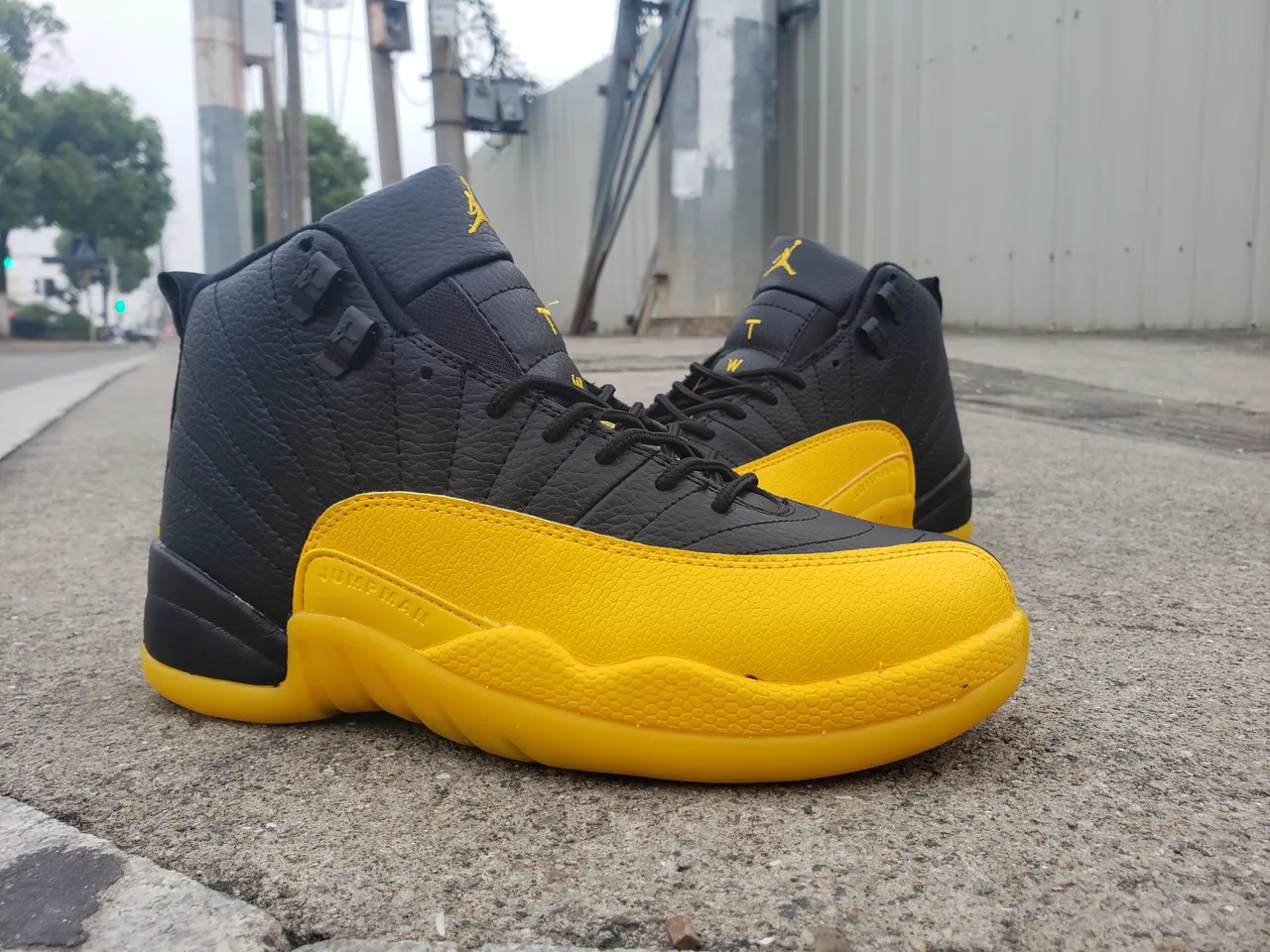 Tênis de basquete Air Jordan 12 preto e amarelo 3