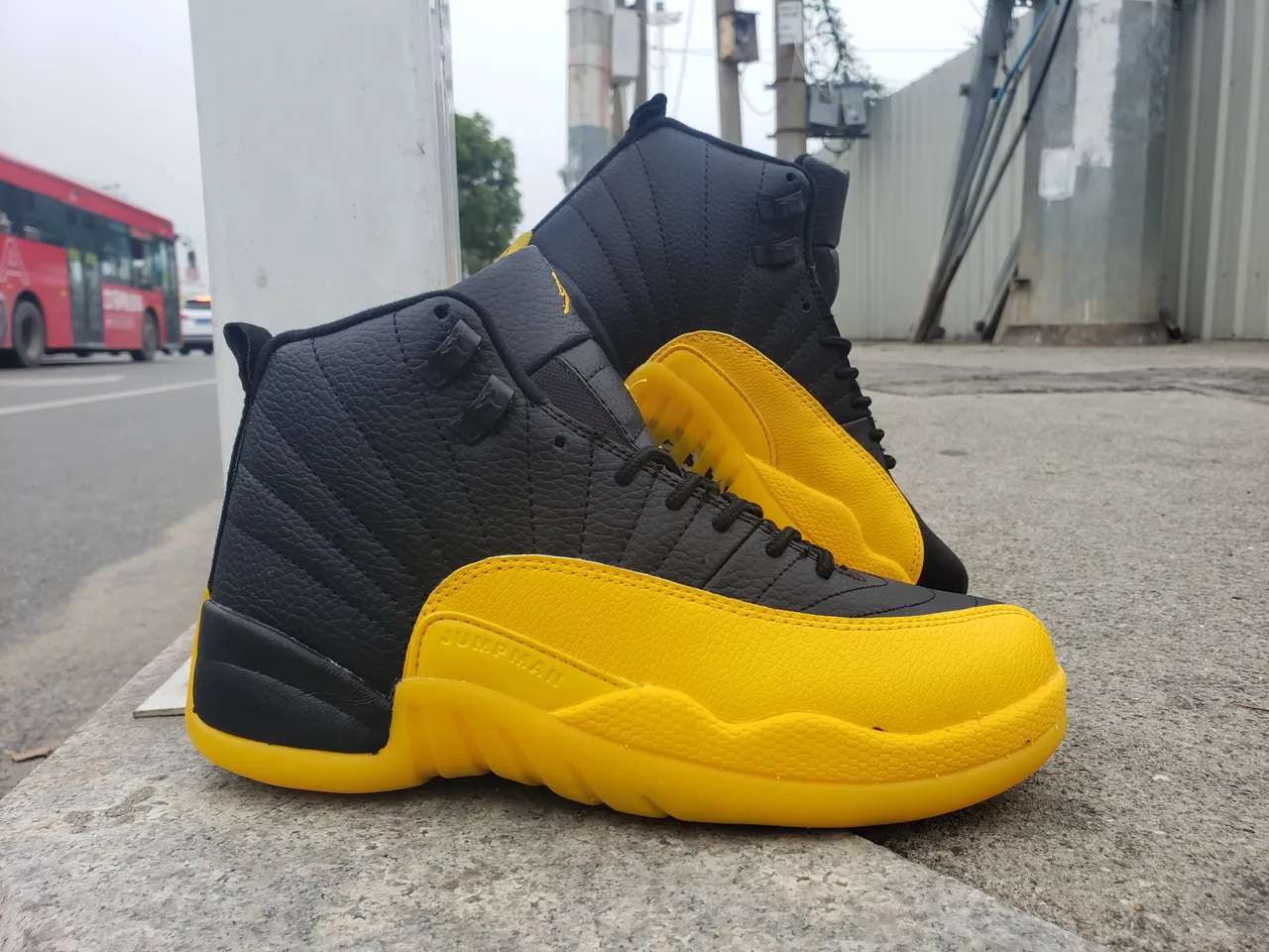 Tênis de basquete Air Jordan 12 preto e amarelo 4