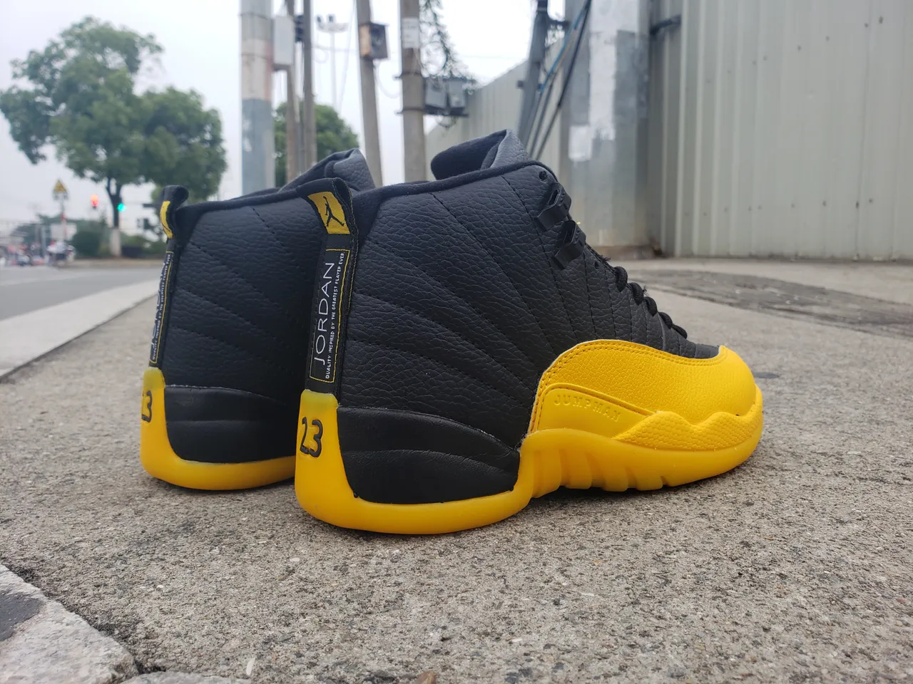 Tênis de basquete Air Jordan 12 preto e amarelo 5
