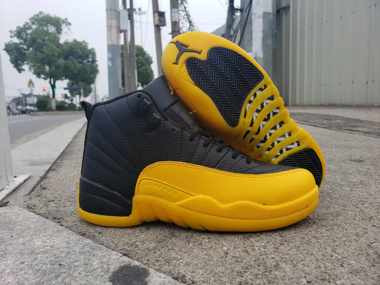 Tênis de basquete Air Jordan 12 preto e amarelo 6