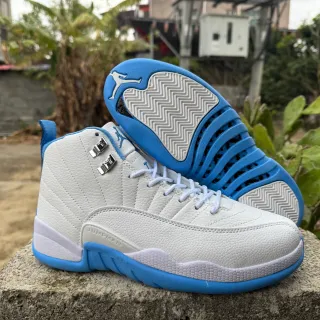 Zapatillas de baloncesto Air Jordan 12 blanco y azul claro