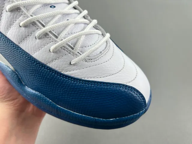 Chaussures de basketball Air Jordan 12 blanc et bleu marine 2