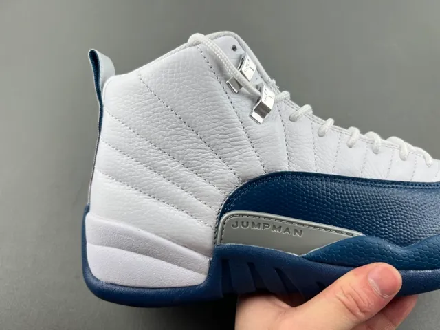 Chaussures de basketball Air Jordan 12 blanc et bleu marine 3