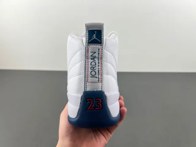 Chaussures de basketball Air Jordan 12 blanc et bleu marine 4