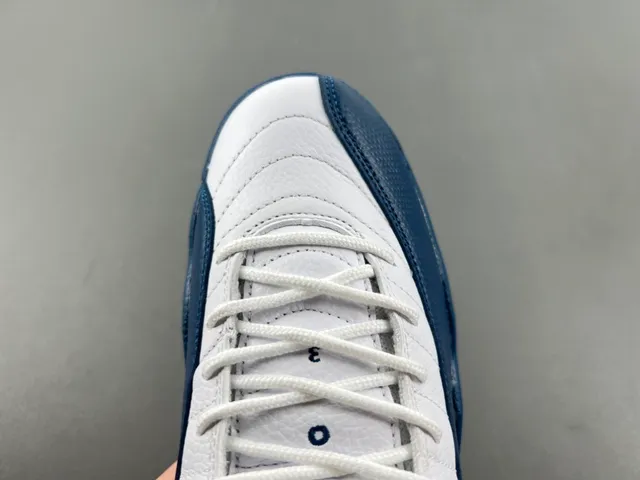 Chaussures de basketball Air Jordan 12 blanc et bleu marine 5