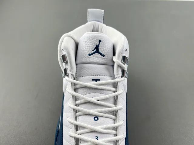 Chaussures de basketball Air Jordan 12 blanc et bleu marine 6