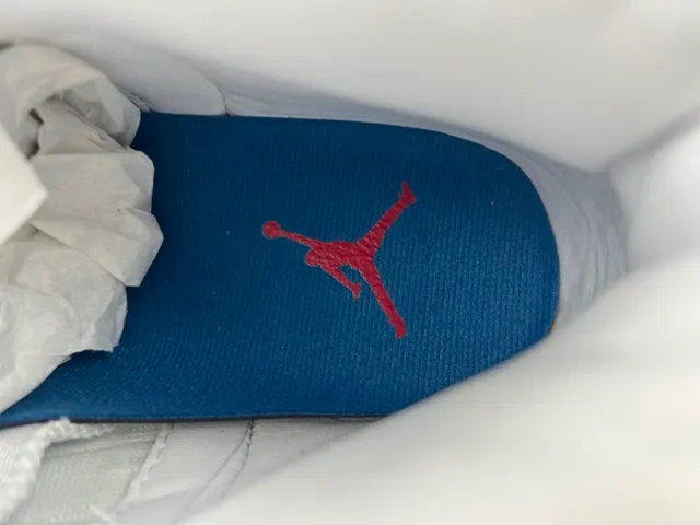 Chaussures de basketball Air Jordan 12 blanc et bleu marine 7