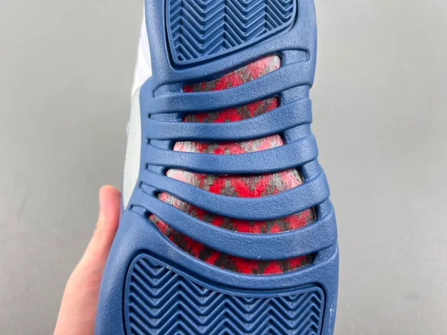 Chaussures de basketball Air Jordan 12 blanc et bleu marine 9