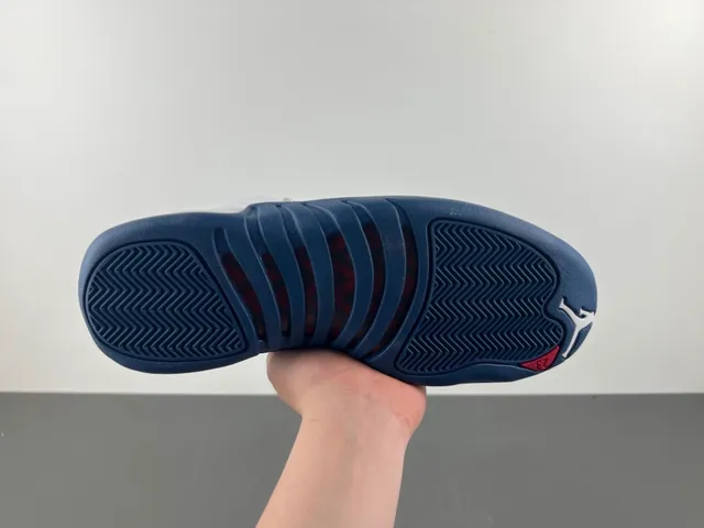 Chaussures de basketball Air Jordan 12 blanc et bleu marine 10