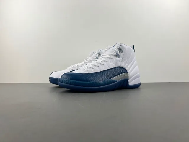 Chaussures de basketball Air Jordan 12 blanc et bleu marine 11