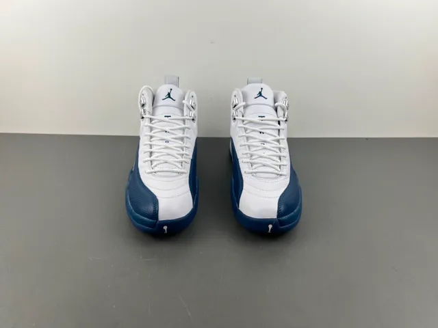 Chaussures de basketball Air Jordan 12 blanc et bleu marine 12