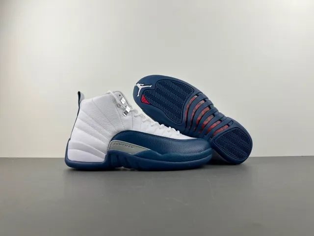 Chaussures de basketball Air Jordan 12 blanc et bleu marine 13