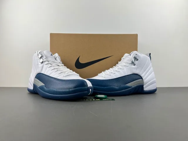Chaussures de basketball Air Jordan 12 blanc et bleu marine 14