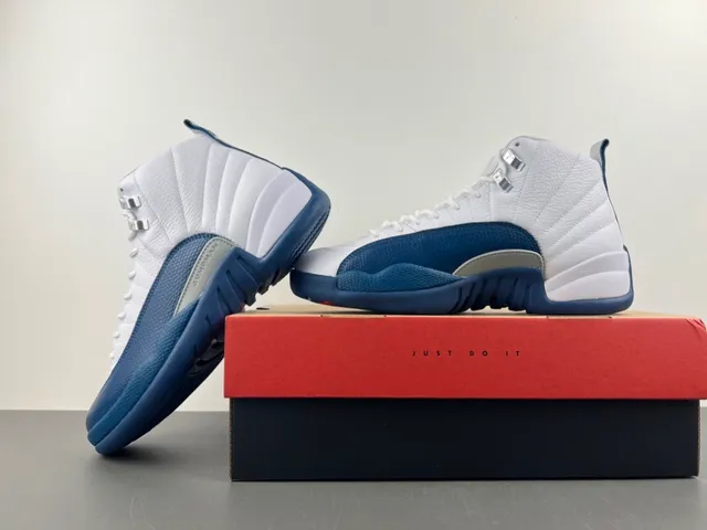 Chaussures de basketball Air Jordan 12 blanc et bleu marine 15
