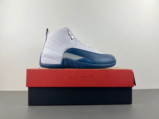 Chaussures de basketball Air Jordan 12 blanc et bleu marine 16