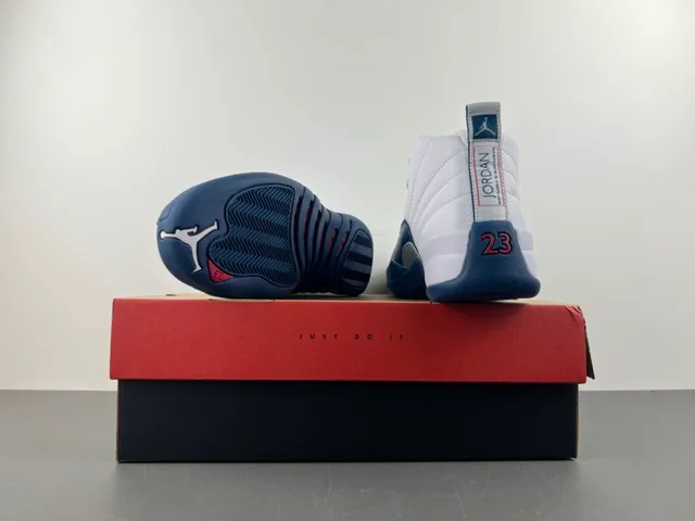 Chaussures de basketball Air Jordan 12 blanc et bleu marine 17
