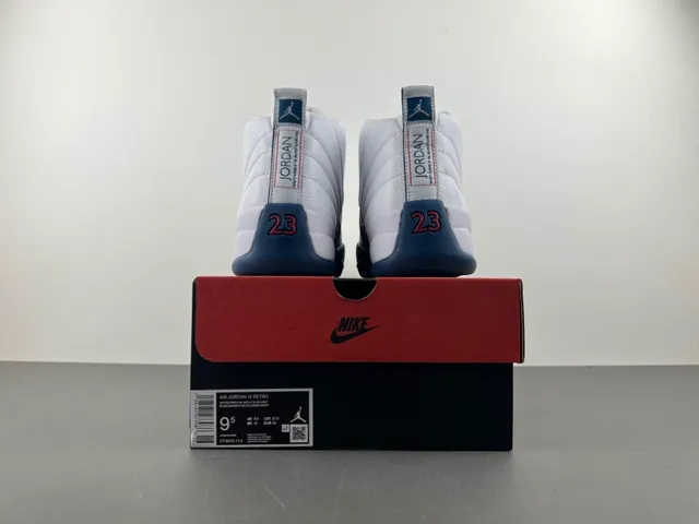Chaussures de basketball Air Jordan 12 blanc et bleu marine 18