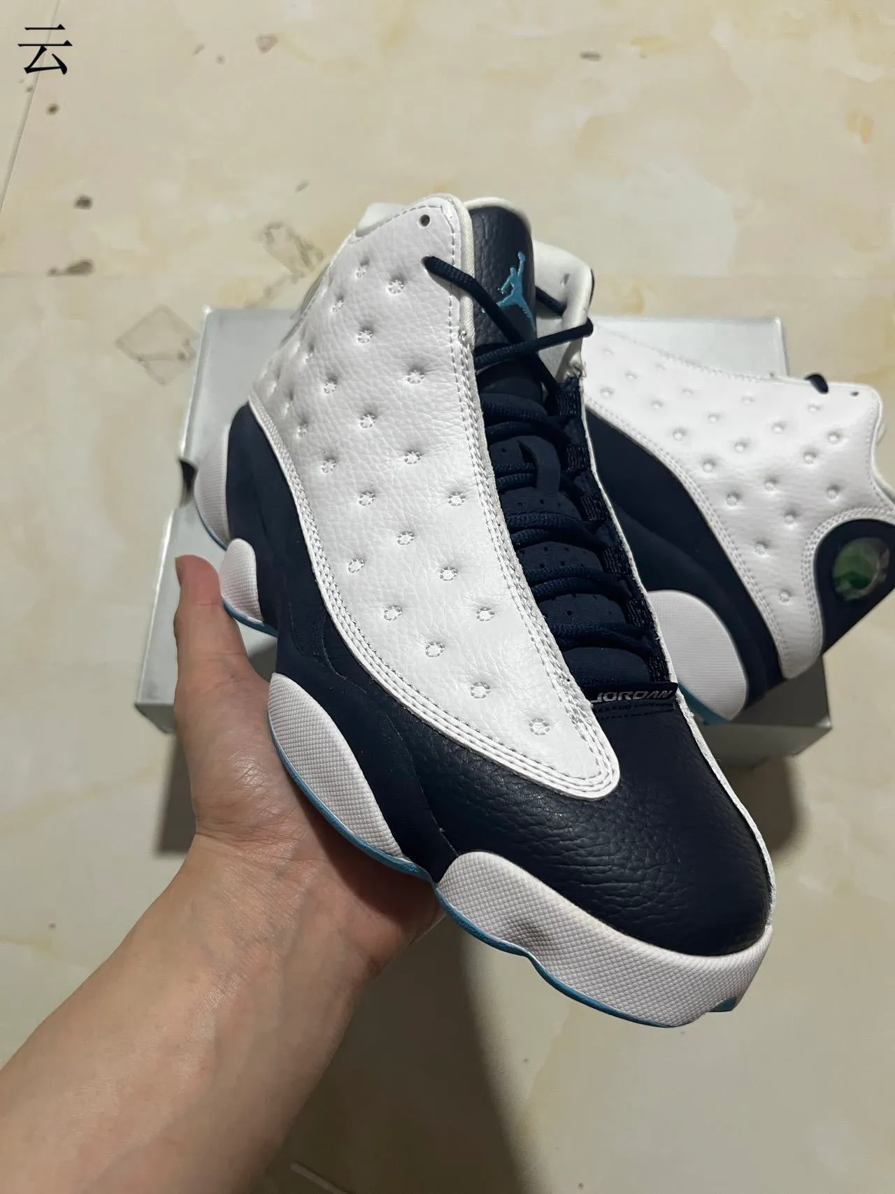 Tênis de basquete Air Jordan 13 branco e azul-marinho 2