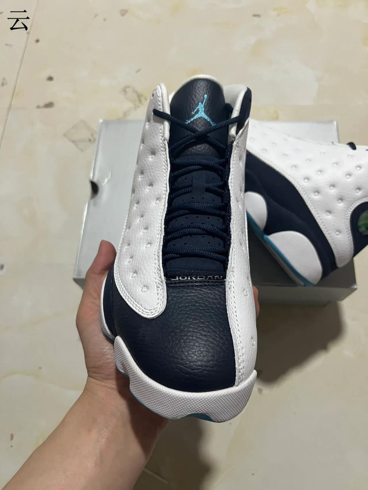 Tênis de basquete Air Jordan 13 branco e azul-marinho 3