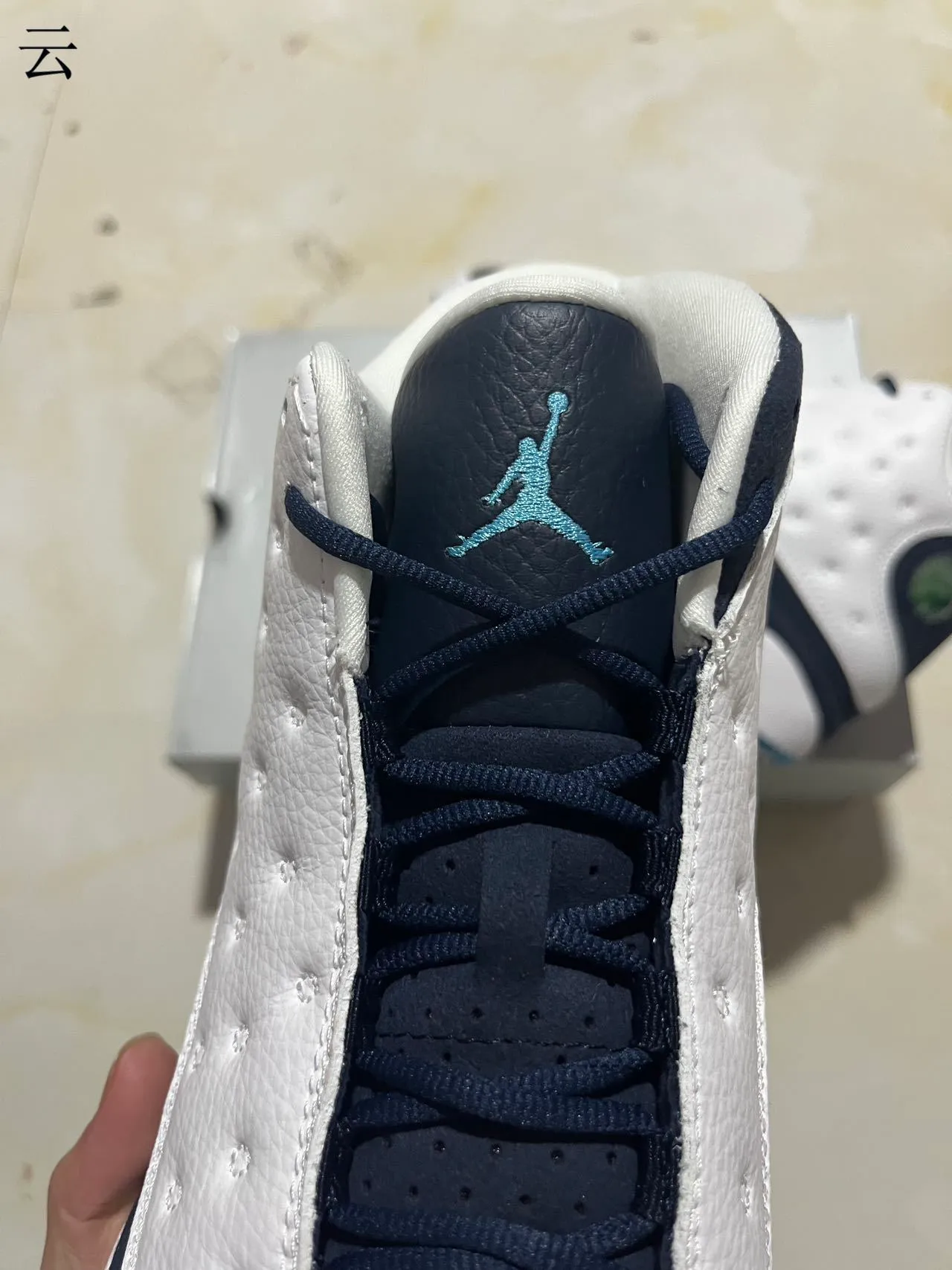 Tênis de basquete Air Jordan 13 branco e azul-marinho 4