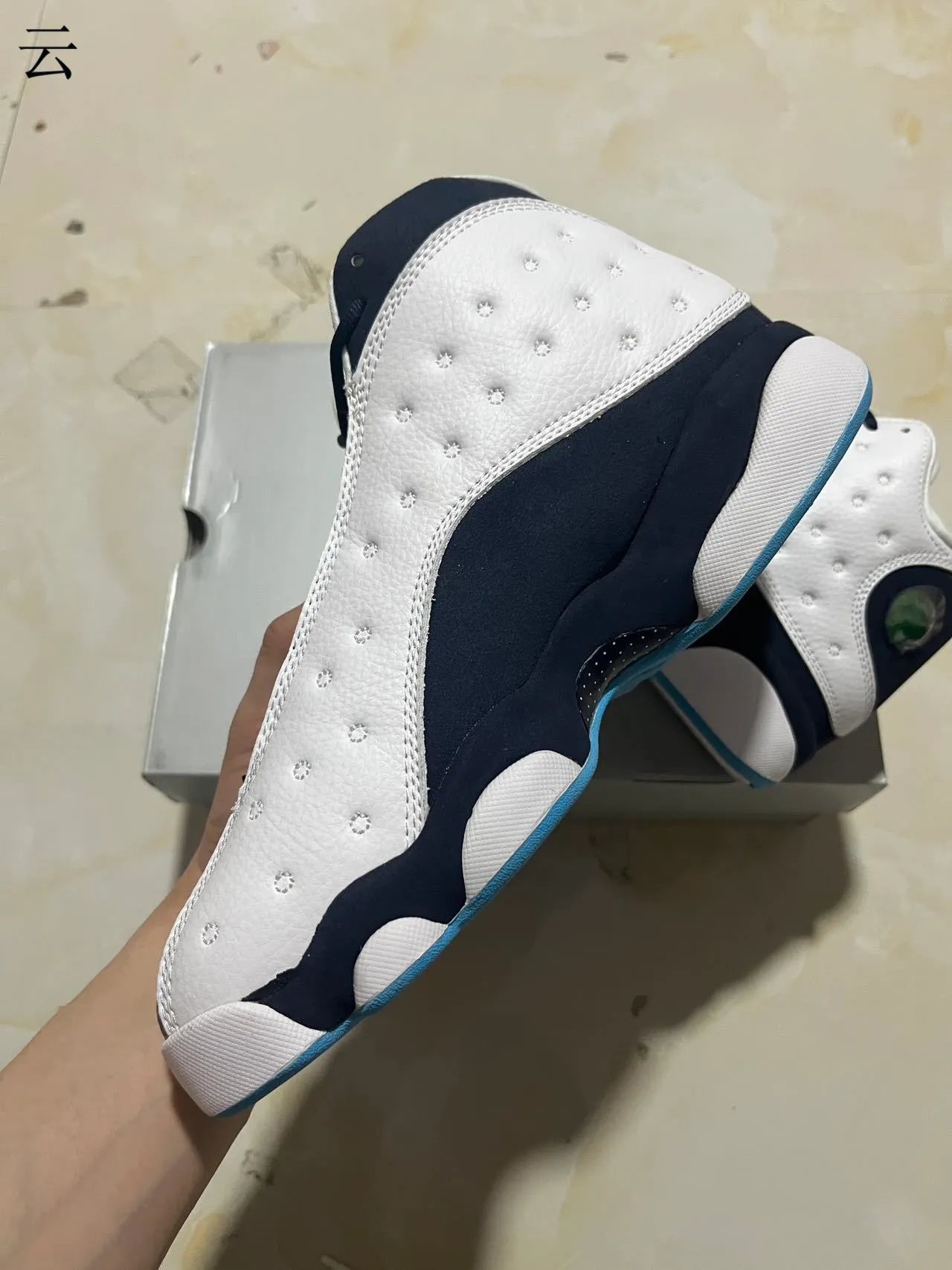 Tênis de basquete Air Jordan 13 branco e azul-marinho 5