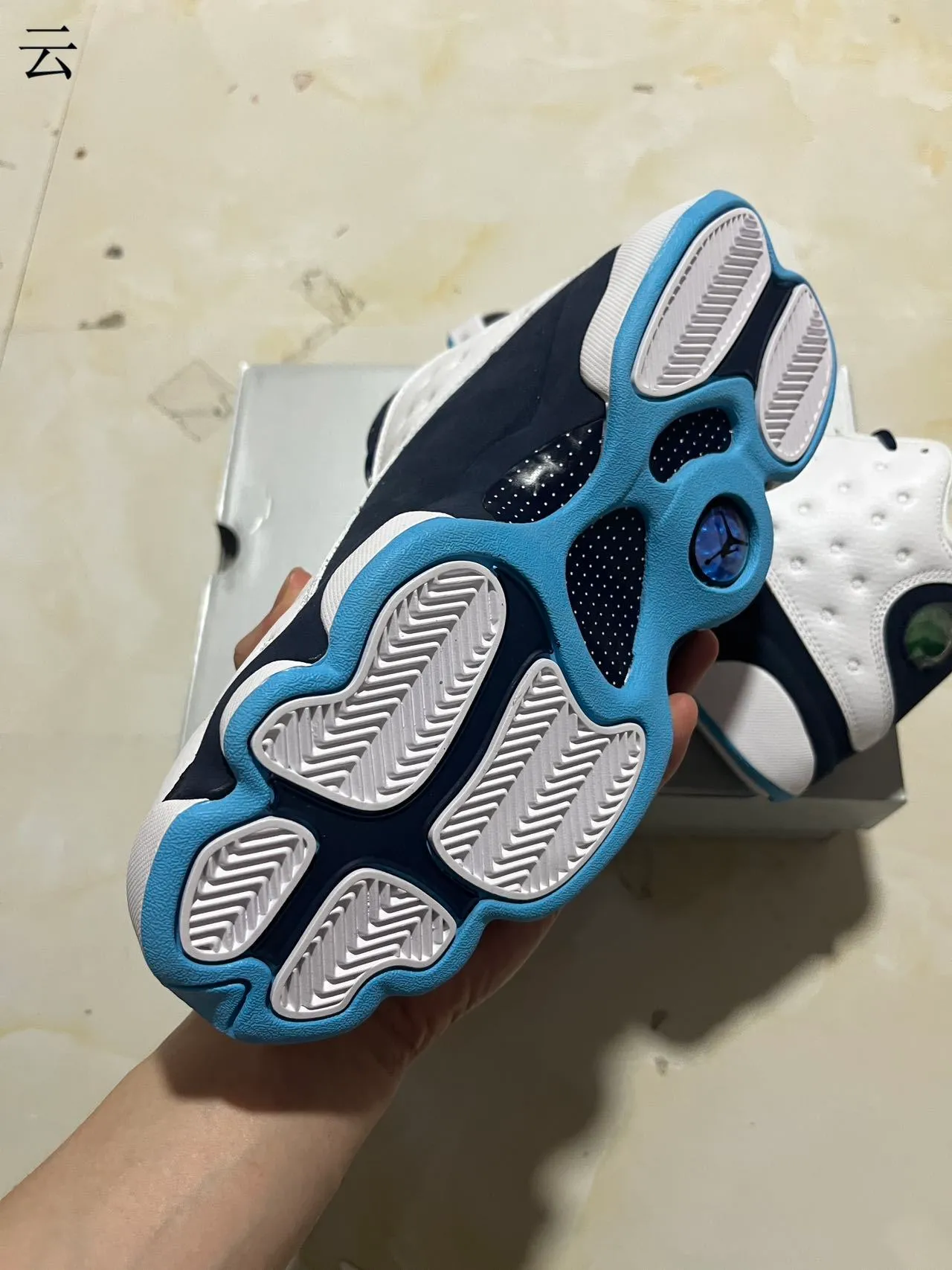 Tênis de basquete Air Jordan 13 branco e azul-marinho 6
