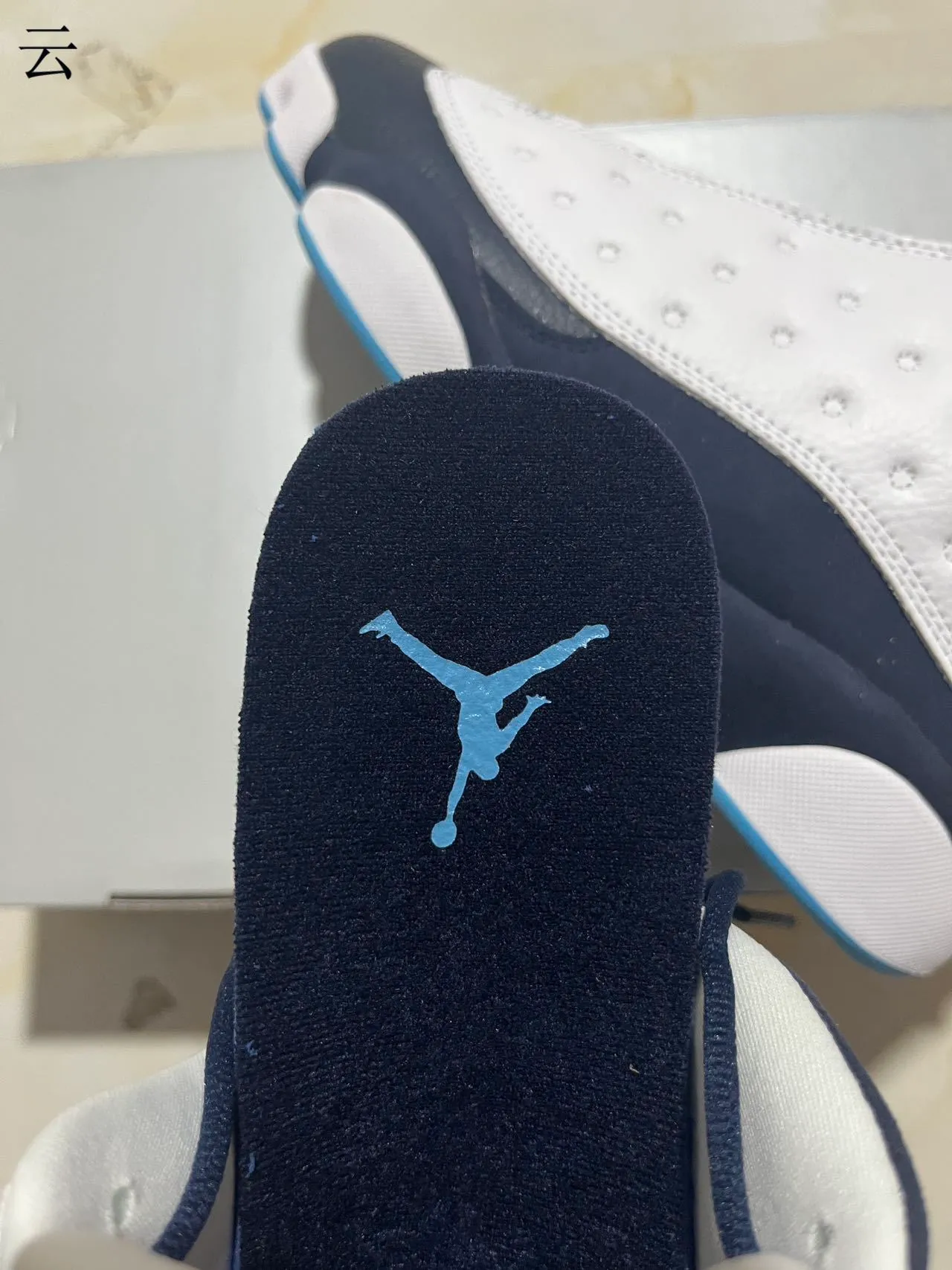 Tênis de basquete Air Jordan 13 branco e azul-marinho 9