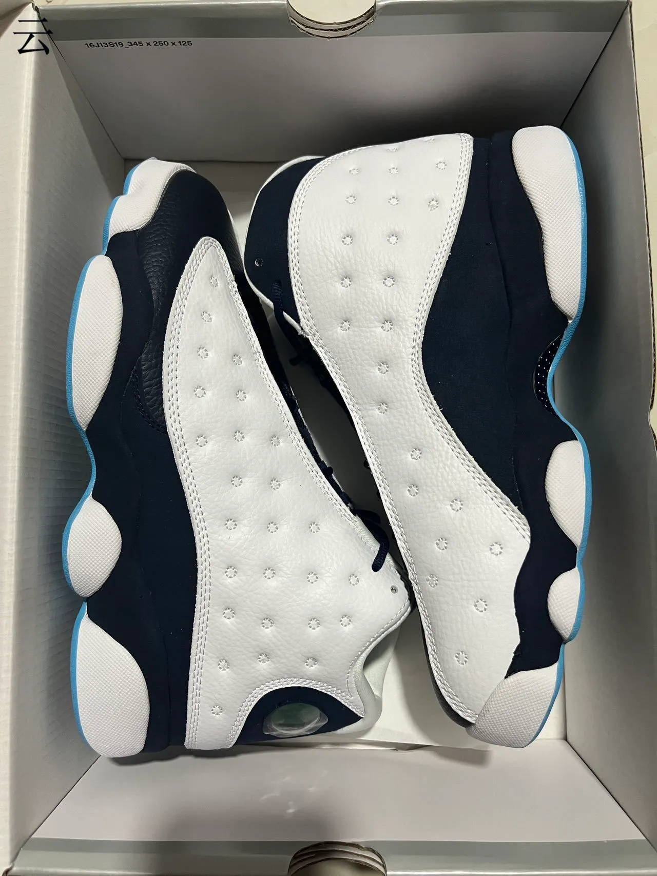 Tênis de basquete Air Jordan 13 branco e azul-marinho 11