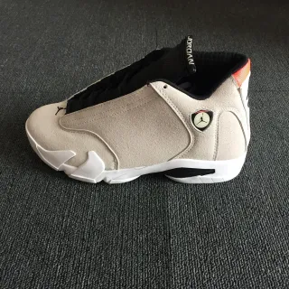 Zapatillas de baloncesto Air Jordan 14 de ante beige blanco y negro