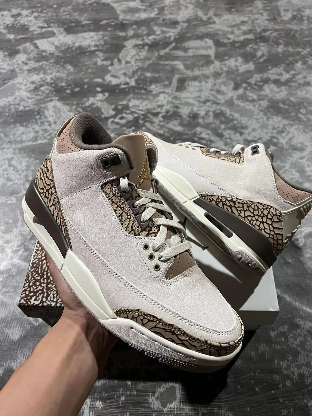 Tênis de basquete Air Jordan 3 com estampa de elefante bege e marrom 2