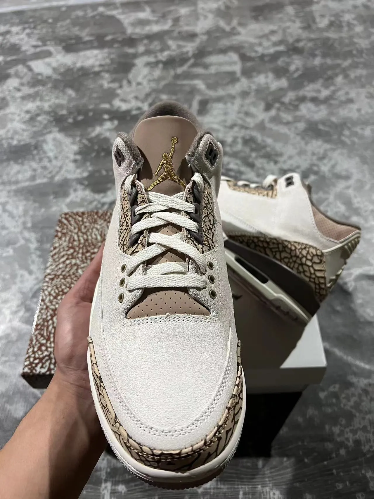Tênis de basquete Air Jordan 3 com estampa de elefante bege e marrom 3