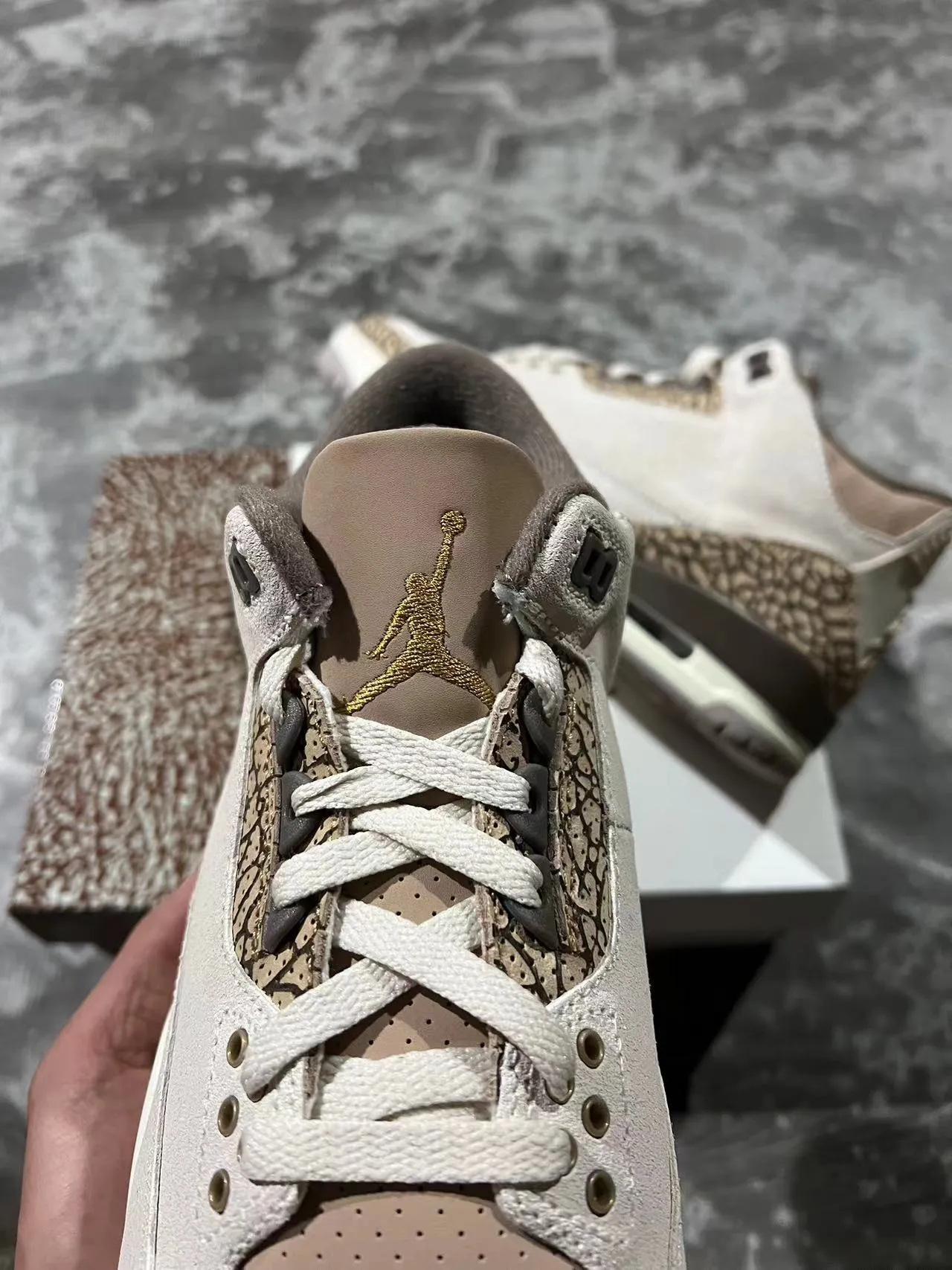 Tênis de basquete Air Jordan 3 com estampa de elefante bege e marrom 4