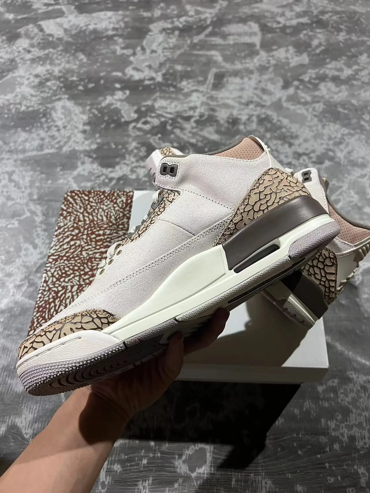 Tênis de basquete Air Jordan 3 com estampa de elefante bege e marrom 5
