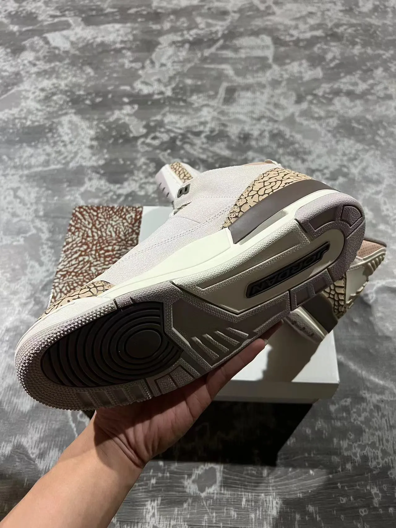 Tênis de basquete Air Jordan 3 com estampa de elefante bege e marrom 6